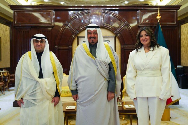 رئيس مجلس الوزراء يستقبل وزير (شؤون البلدية) ومدير عام بلدية الكويت رئيس مجلس الوزراء يستقبل وزير (شؤون البلدية) ومدير عام بلدية الكويت