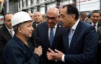 خلال زيارته لمصنع «سيماف».. مدبولي يجري حوارًا وديًا مع العاملين حول خطط التطوير الجديدة