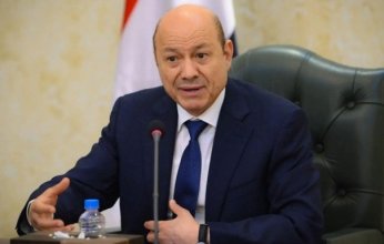 العليمي يعلن نجاح عملية استعادة المعسكرات باليمن وتشكيل لجنة عليا لاستعادة مؤسسات الدولة