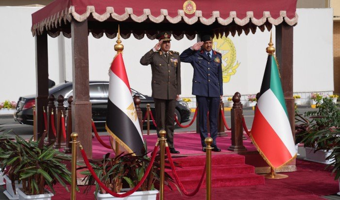 رئيس الأركان العامة الكويتي يستقبل نظيره المصري ويبحثان تعزيز التعاون العسكري رئيس الأركان العامة الكويتي يستقبل نظيره المصري ويبحثان تعزيز التعاون العسكري