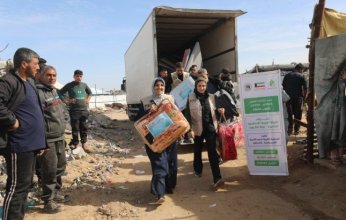 (الخيرية العالمية) توزع كسوة شتوية على 900 أسرة نازحة في قطاع غزة ضمن مشروع (قلوب دافئة)