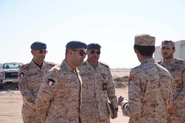 نائب (رئيس الأركان) يتفقد مواقع للجيش الكويتي شمالي البلاد نائب (رئيس الأركان) يتفقد مواقع للجيش الكويتي شمالي البلاد