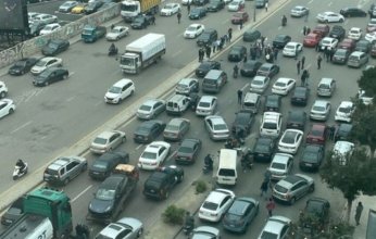 ماذا يحدث في لبنان؟.. سائقو الأجرة يقطعون طرقًا رئيسية احتجاجًا على رفع أسعار المحروقات والجيش يتدخل