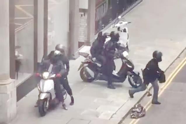 السرقة تلاحق المشاهير في لندن بعد تزايد الحوادث الأمنية السرقة تلاحق المشاهير في لندن بعد تزايد الحوادث الأمنية
