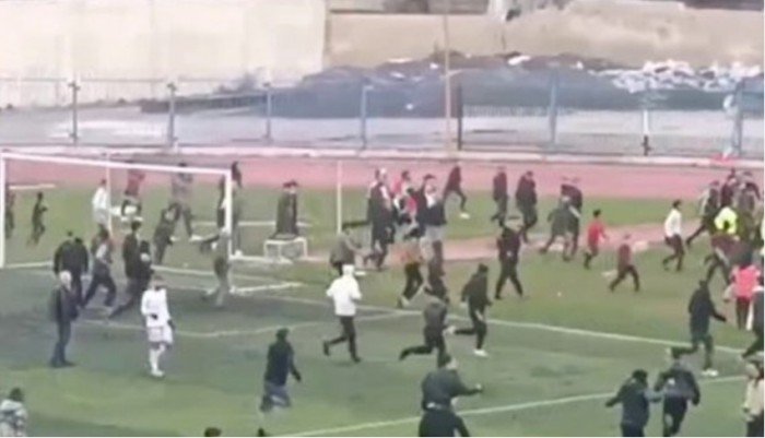 اعتداء على حكم في إدلب ومشاجرات بين الجماهير في اللاذقية بالدوري السوري اعتداء على حكم في إدلب ومشاجرات بين الجماهير في اللاذقية بالدوري السوري