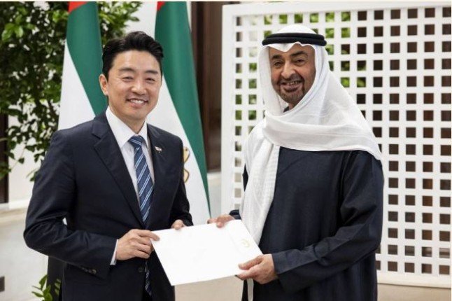 رئيس الإمارات يتسلم رسالة خطية من نظيره الكوري تتعلق بالعلاقات الثنائية رئيس الإمارات يتسلم رسالة خطية من نظيره الكوري تتعلق بالعلاقات الثنائية
