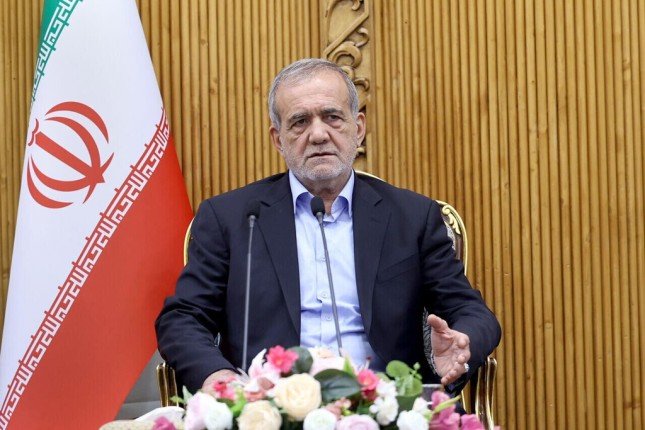 الرئيس الإيراني يكلف وزير خارجيته بالتفاوض مع الولايات المتحدة الرئيس الإيراني يكلف وزير خارجيته بالتفاوض مع الولايات المتحدة