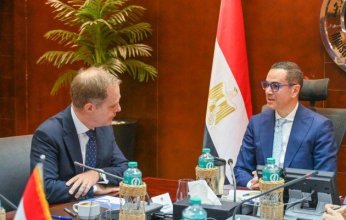 "مباحثات بين وزير الاستثمار والسفير البريطاني لتعزيز التعاون الاقتصادي والاستثماري"