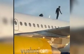 واقعة غريبة.. رحلة جوية في إسبانيا تتأخر ساعتين بسبب رقصة على الطائرة (فيديو)