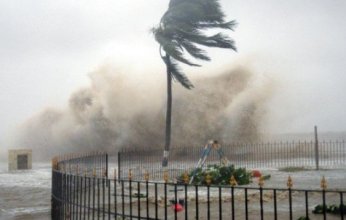 عاصفة شديدة في نيوزيلندا تعطل الرحلات الجوية وتقطع الكهرباء عن الآلاف