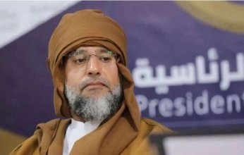 شاهد بالفيديو.. لحظة تسليم جثمان سيف الإسلام القذافي إلى قبيلته