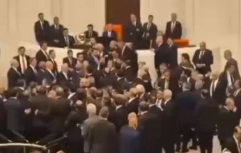 شاهد بالفيديو.. فوضى وضربات بالكمات داخل البرلمان التركي