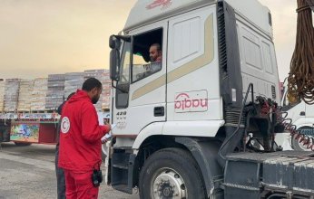 الهلال الأحمر المصري: ربع مليون سلة غذائية عبر قافلة «زاد العزة» للفلسطينيين