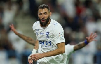 الهلال السعودي يعلن مدة غياب بنزيما عن صفوفه