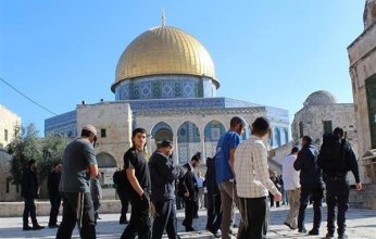 بحماية قوات الاحتلال.. عشرات المستوطنين يقتحمون المسجد الأقصى