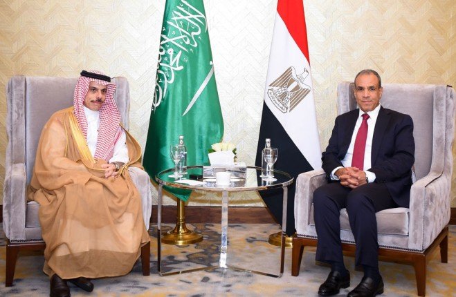 وزيرا خارجية مصر والسعودية يؤكدان أهمية احتواء التوتر بالمنطقة وتنفيذ استحقاقات المرحلة الثانية من خطة ترامب وزيرا خارجية مصر والسعودية يؤكدان أهمية احتواء التوتر بالمنطقة وتنفيذ استحقاقات المرحلة الثانية من خطة ترامب