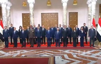 مصر.. الرئيس السيسي يتوسط صورة تذكارية مع الحكومة الجديدة ويعقد اجتماعًا عقب أدائهم اليمين الدستورية