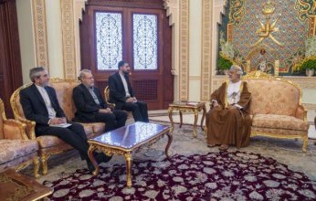 سلطان عمان يبحث مع علي لاريجاني تطورات المفاوضات بين طهران وواشنطن