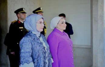 السيدة انتصار السيسي ترحب بحرم الرئيس التركي