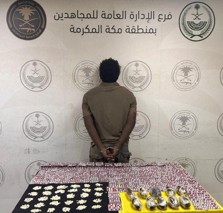 ضبط شخص لترويجه مواد مخدرة بمحافظة جدة ضبط شخص لترويجه مواد مخدرة بمحافظة جدة