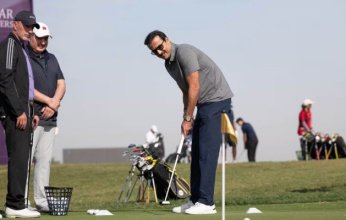 الشيخ تميم بن حمد يشارك باليوم الرياضي في قطر وهو يلعب الجولف