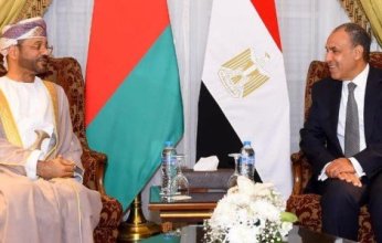 وزير الخارجية المصري يبحث مع نظيره العماني ومدير الوكالة الذرية جهود تسوية الملف الإيراني