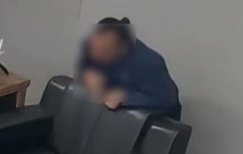 شاهد بالفيديو.. رجل ينقذ حياته من الاختناق بطريقة غير متوقعة