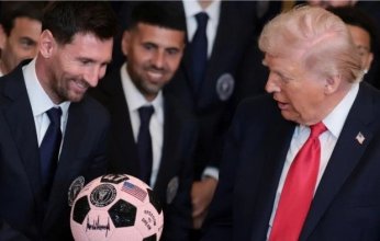 ميسي يهدي ترامب كرة قدم وردية مرصعة بالجواهر