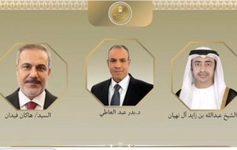 وزير الخارجية المصري يبحث مع نظيريه الإماراتي والتركي تداعيات التصعيد العسكري بالمنطقة