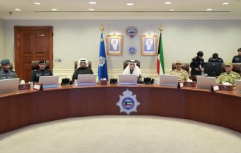 وزير الداخلية الكويتي يقوم بجولة تفقدية ميدانية على المواقع المتضررة جراء الاعتداءات