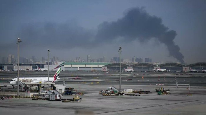 اندلاع حريق بمطار أبوظبي القديم نتيجة سقوط شظايا اندلاع حريق بمطار أبوظبي القديم نتيجة سقوط شظايا