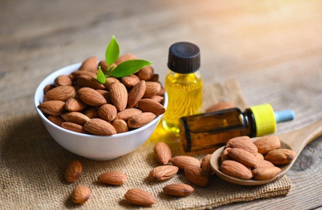 اللوز يومياً.. وصفة طبيعية لبشرة صحية وحب شباب أقل اللوز يومياً.. وصفة طبيعية لبشرة صحية وحب شباب أقل