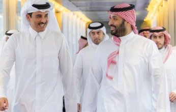 أمير قطر يصل إلى جدة وولي العهد السعودي في مقدمة مستقبليه