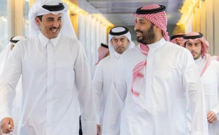 أمير قطر يصل إلى جدة وولي العهد السعودي في مقدمة مستقبليه أمير قطر يصل إلى جدة وولي العهد السعودي في مقدمة مستقبليه