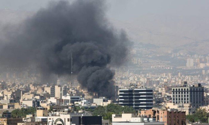 تعرض مقر الإذاعة والتليفزيون الإيراني في طهران للقصف تعرض مقر الإذاعة والتليفزيون الإيراني في طهران للقصف