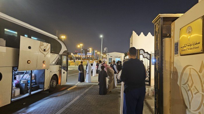 سفارة الكويت لدى قطر تؤمن عودة المواطنين عبر المنافذ البرية سفارة الكويت لدى قطر تؤمن عودة المواطنين عبر المنافذ البرية
