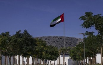 حريق في مجمع الرويس بأبوظبي بعد استهدافه بطائرة مسيرة