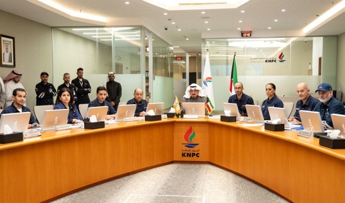 الكويت.. رئيس الوزراء يقوم بزيارة تفقدية إلى غرفة إدارة الأزمات بشركة البترول الوطنية الكويت.. رئيس الوزراء يقوم بزيارة تفقدية إلى غرفة إدارة الأزمات بشركة البترول الوطنية