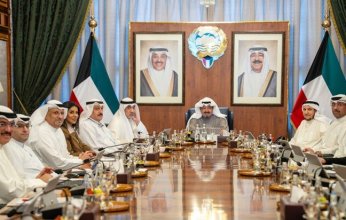 مجلس الوزراء الكويتي يدين استهداف المنشآت الحيوية ويؤكد تضامنًا دوليًا واسعًا مع البلاد