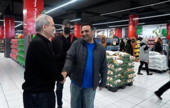 وسط القصف.. الرئيس الإيراني يظهر في جولة داخل أسواق طهران (فيديو)