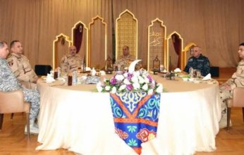 وزير الدفاع يلتقي مقاتلي قوات الدفاع الجوي ويشاركهم تناول وجبة الإفطار