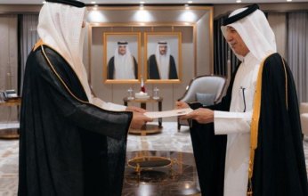 وزير الدولة للشؤون الخارجية القطري يتسلم نسخة من أوراق اعتماد سفير الكويت