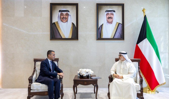 وزير الخارجية الكويتي يبحث مع مسؤول أوروبي العدوان الإيراني الآثم وزير الخارجية الكويتي يبحث مع مسؤول أوروبي العدوان الإيراني الآثم