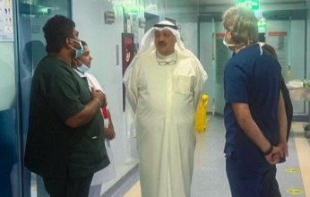 وزير الصحة الكويتي يطمئن على مصاب من منتسبي الجهات الأمنية بمستشفى الصباح