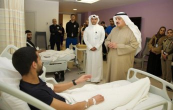 وزير الصحة الكويتي يزور مصابي الطوارئ الطبية إثر سقوط شظايا على أحد مراكز الإسعاف