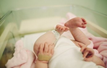 اختراق طبي في بريطانيا: تطوير مريء معملي ينمو داخل الجسم ويعيد البلع الطبيعي