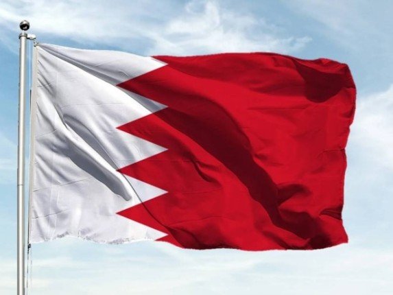 الدفاع المدني البحريني يسيطر على حريق اندلع في منشأة بمنطقة المعامير جراء استهداف إيراني الدفاع المدني البحريني يسيطر على حريق اندلع في منشأة بمنطقة المعامير جراء استهداف إيراني