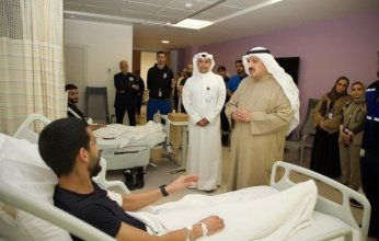 وزير الصحة الكويتي يزور منتسبي الطوارئ الطبية المصابين بشظايا أثناء أداء واجبهما