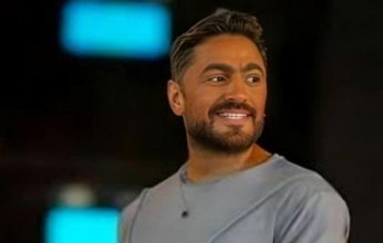تامر حسني يشيد بالسفير الفرنسي بعد وصلة رقص على المسرح: «إنسان بسيط وفرفوش»