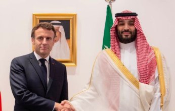 ولي العهد السعودي يبحث مع الرئيس الفرنسي التصعيد العسكري بالمنطقة